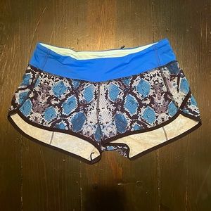 Lululemon Run Speed Short in blue snakeskin print